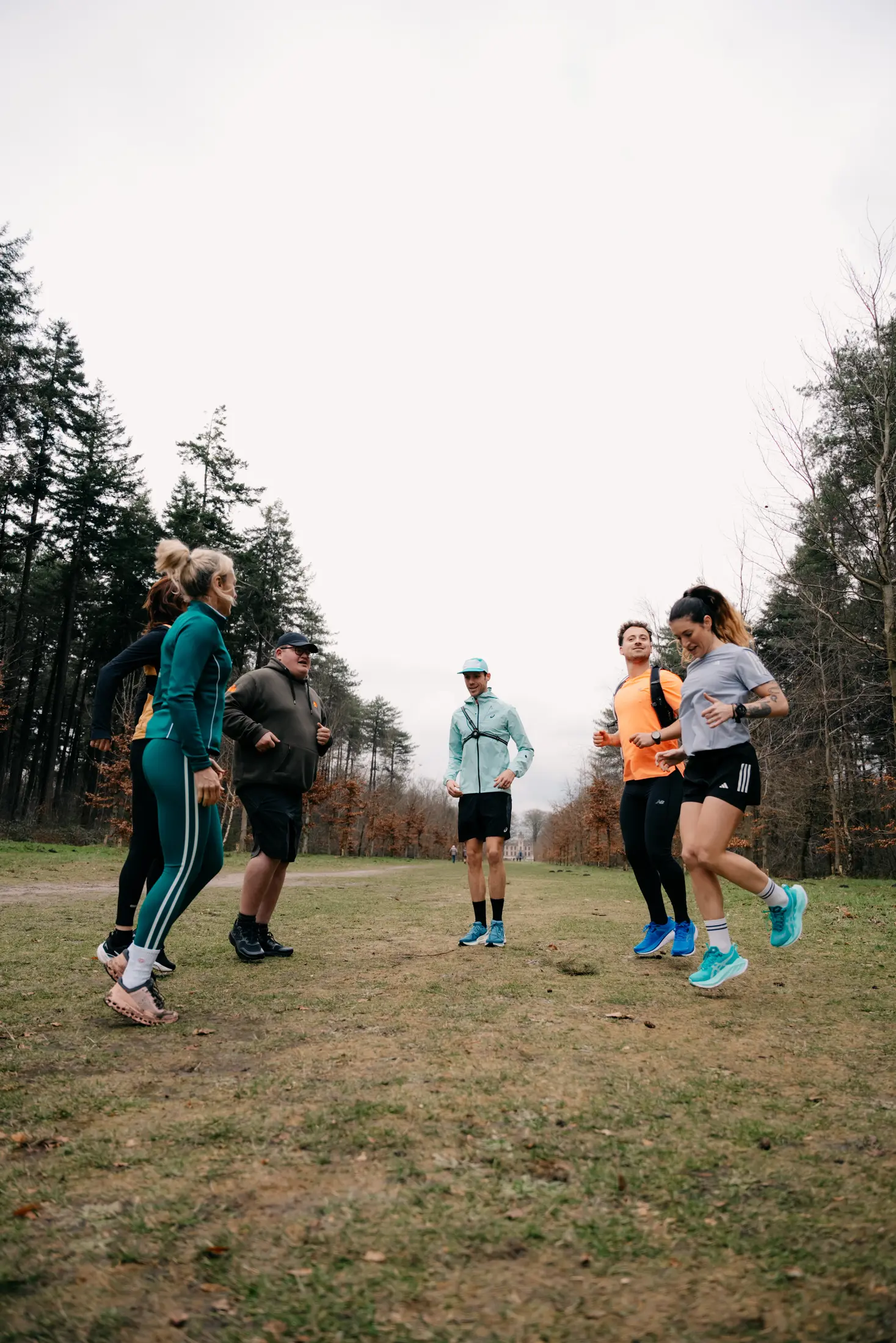 Lopers verzamelen voor een gezamenlijke training van All Athletes