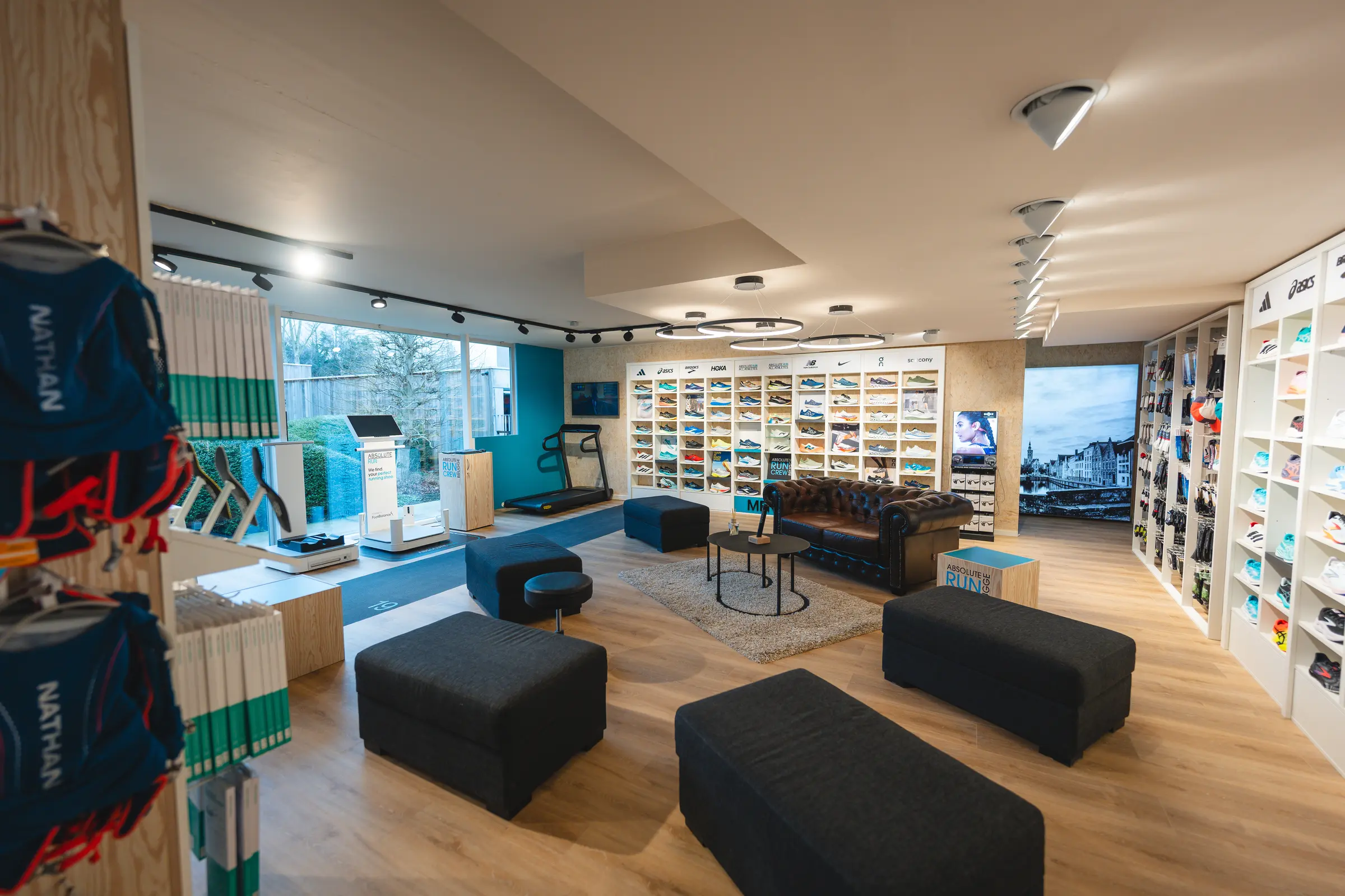 Het interieur van Absolute Run All Athletes in Brugge